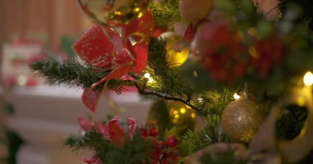Red Bow Flashing Christmas Garland Christmas Tree Slow Motion — Stockvideo