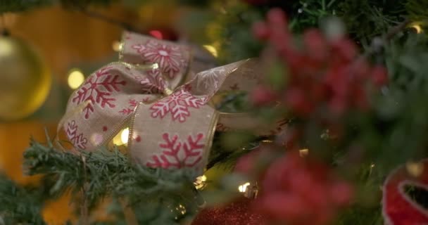 Red Bow Flashing Christmas Garland Christmas Tree Slow Motion — Stockvideo