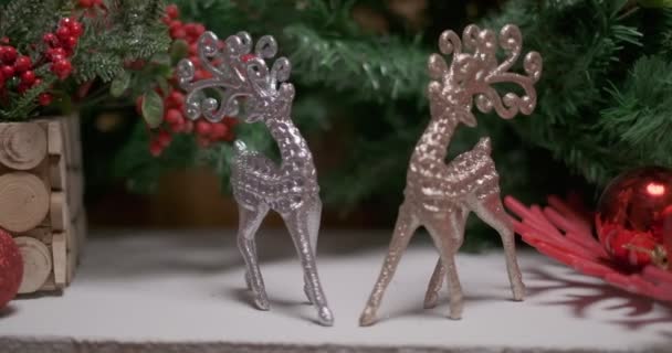 两只银色鹿玩具在圣诞树下 慢动作 — 图库视频影像