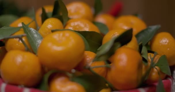 Großaufnahme Von Mandarinen Einer Rot Weißen Weihnachtsschachtel Zeitlupe — Stockvideo