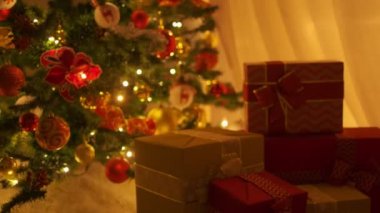 Noel Baba 'nın ellerinin Noel ağacının altına hediye kutusunu koyarken, yavaş çekim.