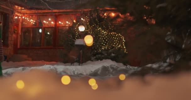 Deux Enfants Dans Rue Soir Noël Enneigé Maison Décorée Sur — Video