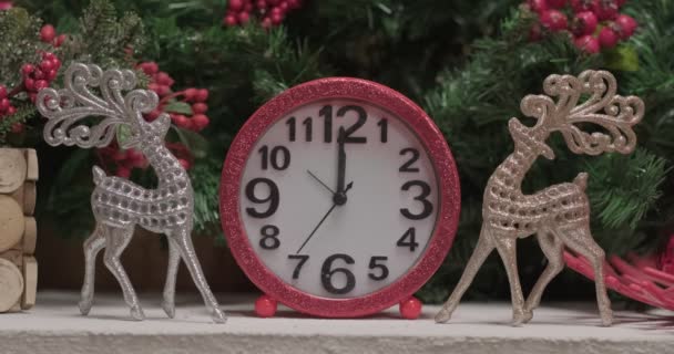 Gümüş Noel Geyik Oyuncakları Arasında Pembe Parlak Saatler Noel Ağacının — Stok video