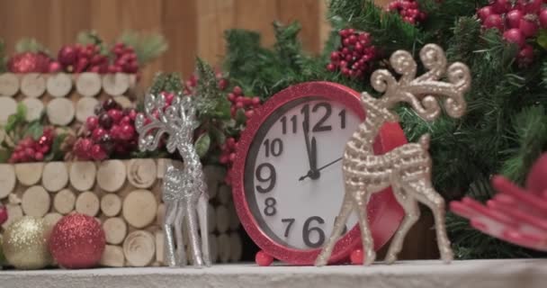 Růžové Lesklé Hodiny Mezi Stříbrnými Vánoční Jelení Hračky Před Vánoční — Stock video
