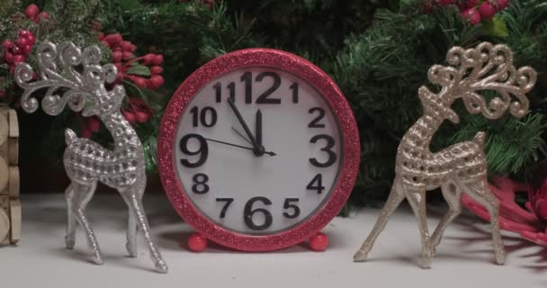 Růžové Lesklé Hodiny Mezi Stříbrnými Vánoční Jelení Hračky Před Vánoční — Stock video