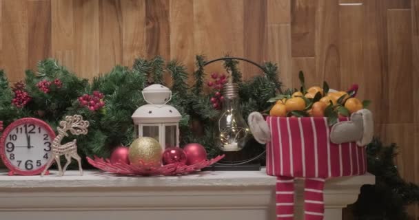 Composición Navidad Con Ramas Árboles Relojes Juguetes Mandarinas Etc Chimenea — Vídeo de stock