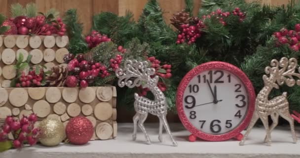 Kompozycja Bożonarodzeniowa Gałęziami Drzew Zegarami Zabawkami Mandarynkami Itp Białym Kominku — Wideo stockowe