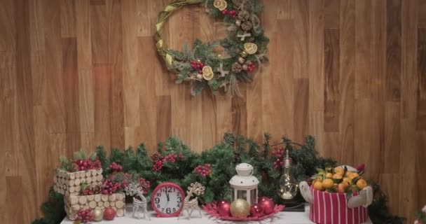 Рождественская Композиция Ветками Елки Часы Игрушки Мандаринны Белый Камин Коричневая — стоковое видео