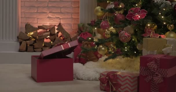 Přes Padá Shora Tmavě Červenou Dárkovou Krabici Ležící Zdobeného Vánočního — Stock video