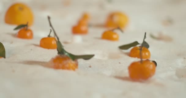 Tangerines Met Groene Bladeren Liggen Sneeuw Slow Motion — Stockvideo