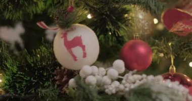 Noel ağacında asılı oyuncak toplar, yavaş çekim.