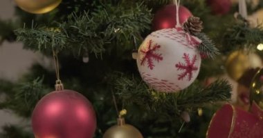 Noel ağacında asılı oyuncak toplar, yavaş çekim.