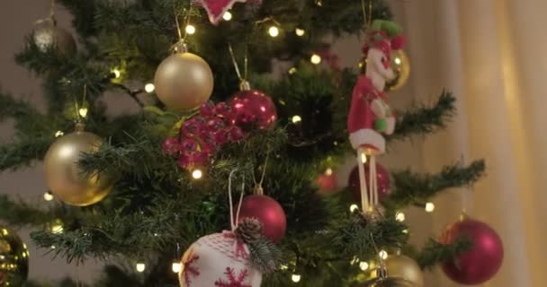 Toy Santa Balls Hanging Christmas Tree Slow Motion — Vídeo de Stock