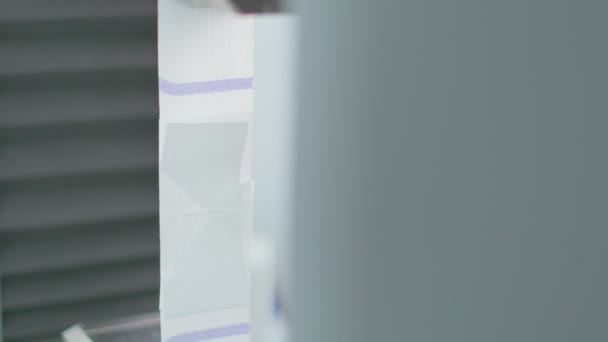 Зразкова Стрічка Полімерної Нитки Поліетиленових Мішків Тестується Міцність Лабораторії — стокове відео
