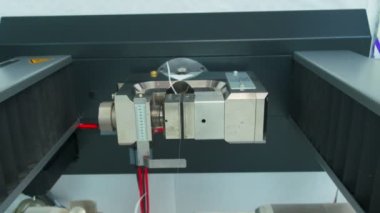 Plastik torbalar için polimer iplik laboratuarda ve ağır çekimde dayanıklılık testi yapılır.