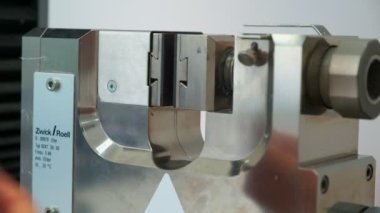 Naylon torbalar için polimer iplik kuvvet test makinesine yüklendi, yavaş çekim