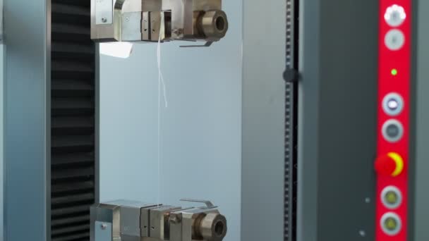 Полімерна Нитка Полімерних Мішків Тестується Міцність Лабораторії Повільний Рух — стокове відео