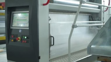 Operatör muslukları selofan iplik kabartma makinesinin monitöründe, yavaş çekim