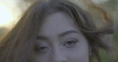 Gri gözlü kahverengi tavşanlı kızın yakın çekimi. Açık havada çekilmiş. Bulanık arkaplan