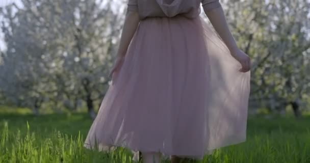 Kamera Följer Flickan Klädd Luftig Rosa Klänning Promenader Tät Grönt — Stockvideo