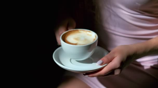 Zbliżenie Filiżanki Czarnej Kawy Spodka Rękach Kobiet Kielich Spodek Białe — Wideo stockowe