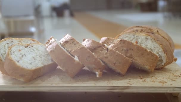 Close Van Stukken Vers Gebakken Stoom Uit Oven Nederlands Rozijnenbrood — Stockvideo