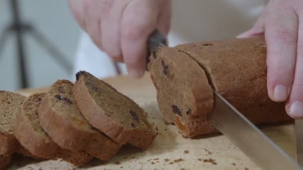 Baker Cutting Fresh Baked Dutch Bread Raisins Dried Apricots Bread — Vídeo de Stock