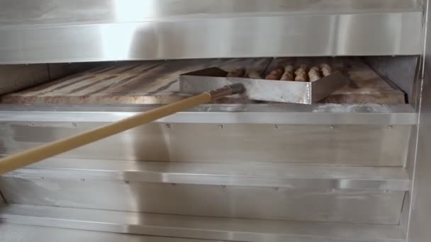 Корзина Свежим Хлебом Изюма Достают Пекарни Пекаря Одетого Белое Видеокамеры — стоковое видео