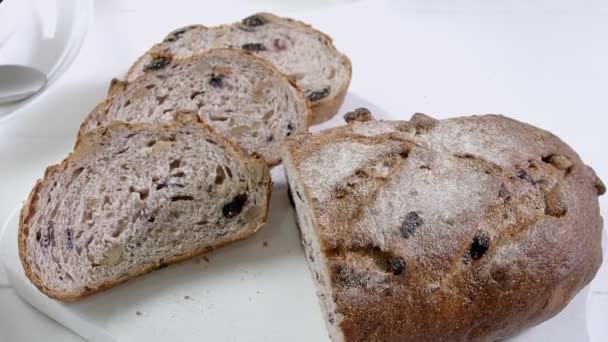 Close Sliced Rye Raisin Bread White Cutting Board Also Fresh — Stock videók