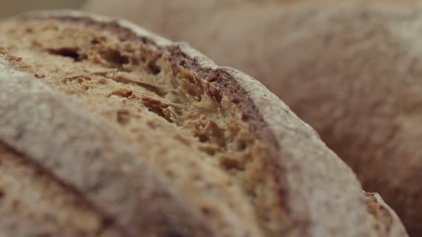 Camera Zoom Sliced Whole Wheat Bread Wheat Ears Clay Pots — Stockvideo