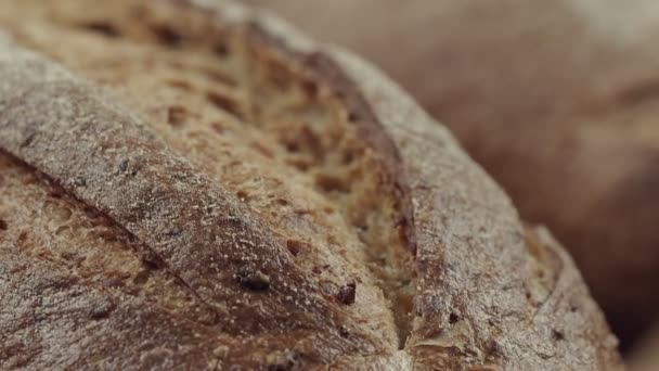 Camera Zoom Sliced Whole Wheat Bread Wheat Ears Clay Pots — Vídeo de Stock