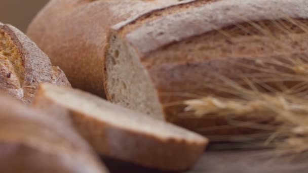 Camera Zoom Sliced Whole Wheat Bread Wheat Ears Clay Pots — Vídeos de Stock