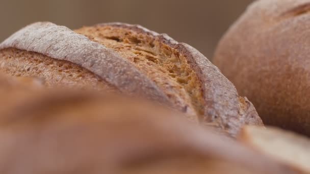 Камера Збільшує Нарізані Скибочками Цільнозерновим Хлібом Вухами Пшениці Глиняних Горщиків — стокове відео