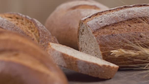 Camera Zoom Sliced Whole Wheat Bread Wheat Ears Clay Pots — Video Stock