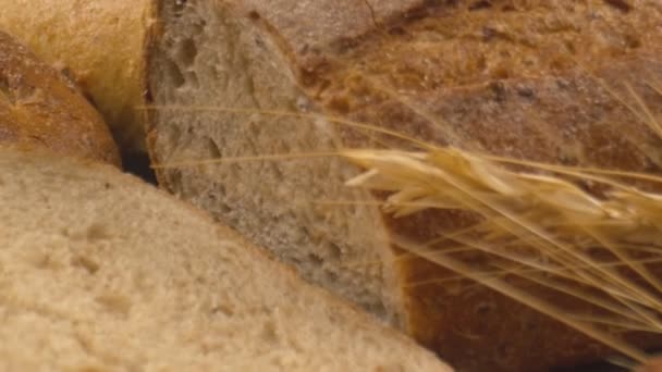 Camera Zoom Sliced Whole Wheat Bread Wheat Ears Clay Pots — Stockvideo