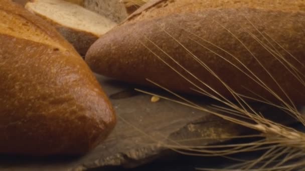 Camera Zoom Sliced Whole Wheat Bread Wheat Ears Clay Pots — Wideo stockowe