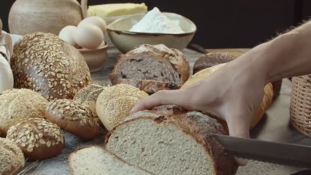 Αρσενικά Χέρια Κόβουν Φρέσκο Ψημένο Ολλανδικό Ψωμί Στο Ξύλινο Τραπέζι — Αρχείο Βίντεο