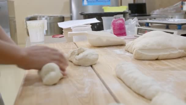Три Пекаря Снимают Руками Пекарне Тестом Один Весит Кусочки Теста — стоковое видео
