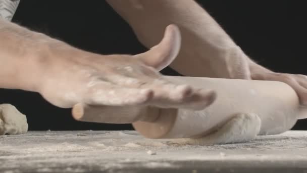 Мужские Руки Раскатывают Тесто Используя Скалку Деревянной Доске Посыпанной Мукой — стоковое видео