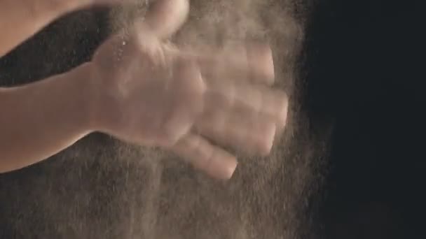 Крупним Планом Чоловічі Руки Трясуть Борошно Знімок Чорному Тлі — стокове відео