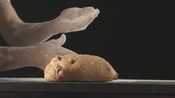 Крупним Планом Свіжий Запечений Хліб Дерев Яному Столі Чоловічі Руки — стокове відео