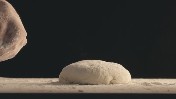 Męskie Ręce Posypać Kawałek Ciasta Pieczenia Mąki Ciasto Leży Drewnianym — Wideo stockowe