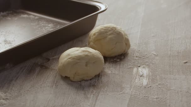 Mãos Masculinas Tiram Pedaço Massa Farinha Cozedura Mesa Madeira Salpicada — Vídeo de Stock