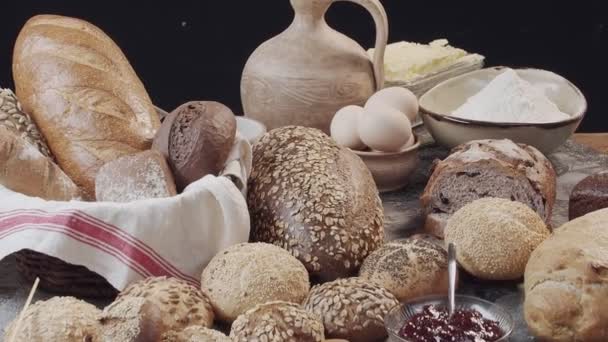 Деревянном Столе Находятся Различные Виды Свежеиспеченного Голландского Хлеба Плетеная Корзина — стоковое видео