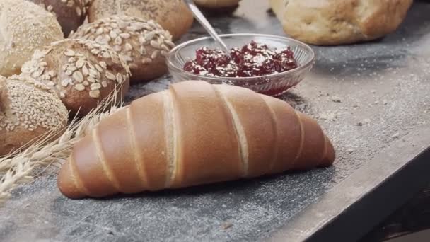 Close Diferentes Tipos Pão Fresco Assado Holandês Está Sobre Mesa — Vídeo de Stock