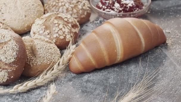 Κοντινό Πλάνο Διαφορετικών Τύπων Φρεσκοψημένου Ολλανδικού Ψωμιού Βρίσκεται Στο Ξύλινο — Αρχείο Βίντεο