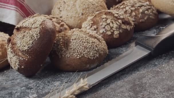 Close Diferentes Tipos Pão Fresco Assado Holandês Está Sobre Mesa — Vídeo de Stock