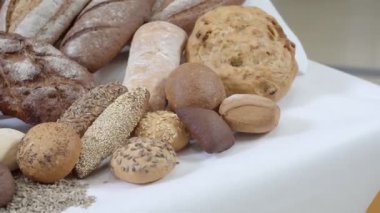 Buğday ekmeği somunları büyük fırının içindeki fırın tepsisinde döner. Yavaş çekim