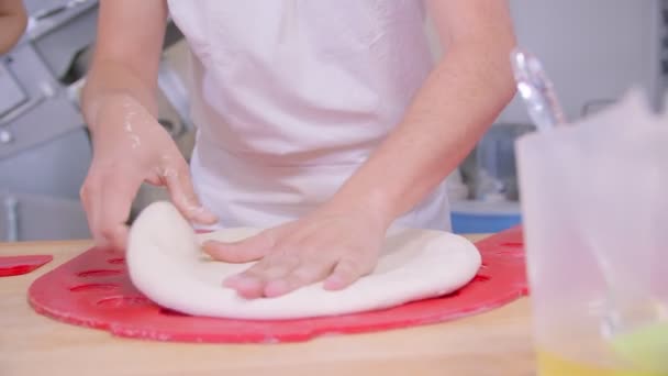 Close Dough Kneaded Baker Wooden Board Sprinkled Flour Slow Motion — Vídeo de Stock