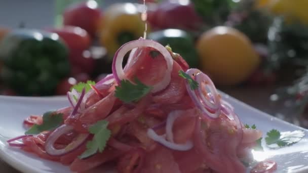 Close Fresh Salad Made Tomatoes Red Onions Parsley White Curved — Vídeos de Stock